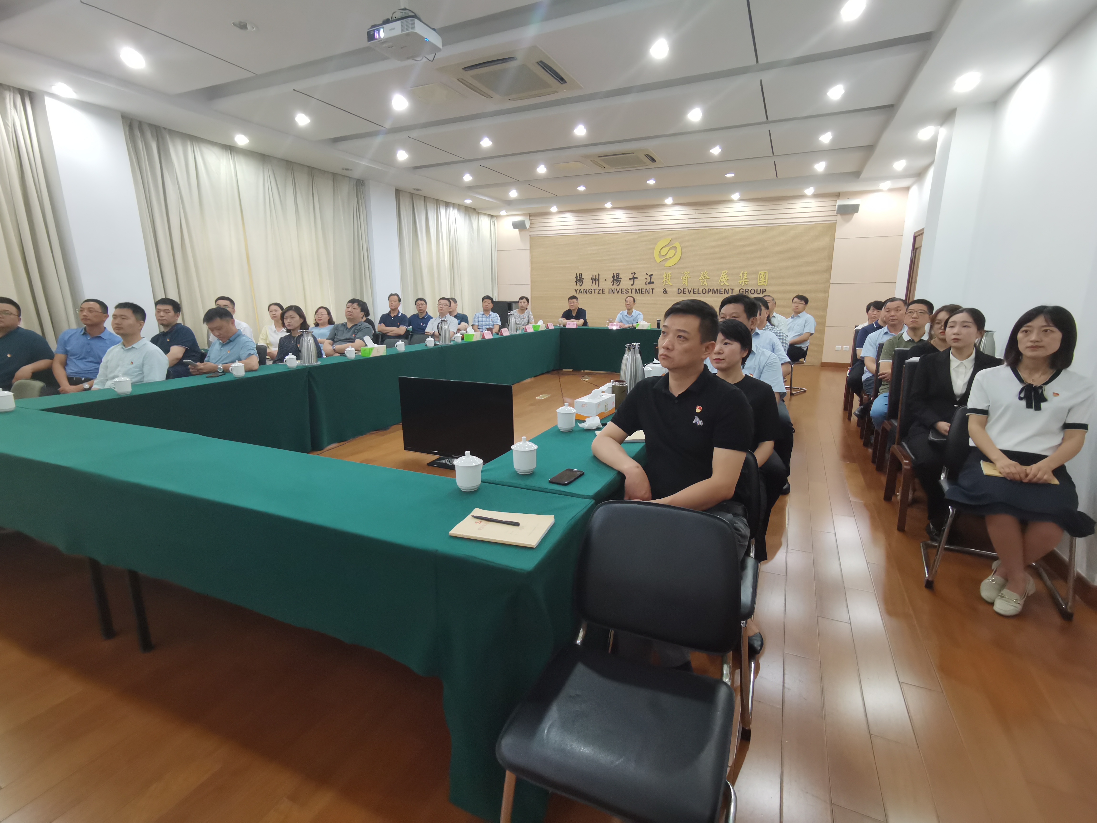 揚子江集團黨委理論中心組、全體中層干部、直屬支部全體黨員收看慶祝共產(chǎn)黨成立100周年大會.jpg