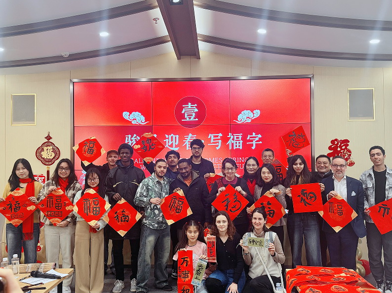 中外友人共品淮揚(yáng)味 翰墨飄香喜迎中國年_看圖王.jpg
