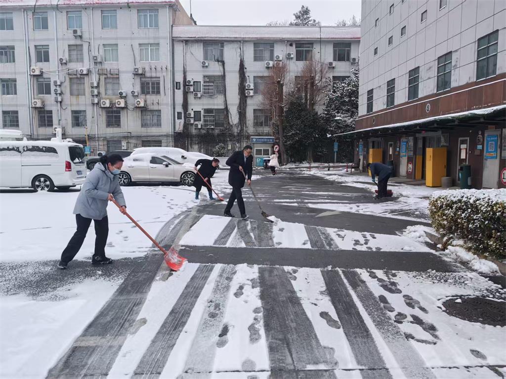 高效除冰掃雪，守護(hù)賓客安全.jpg