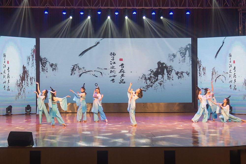 2018年揚(yáng)子江集團(tuán)學(xué)先進(jìn)&middot;迎新春&middot;匯報(bào)會 圖片集錦-5.jpg
